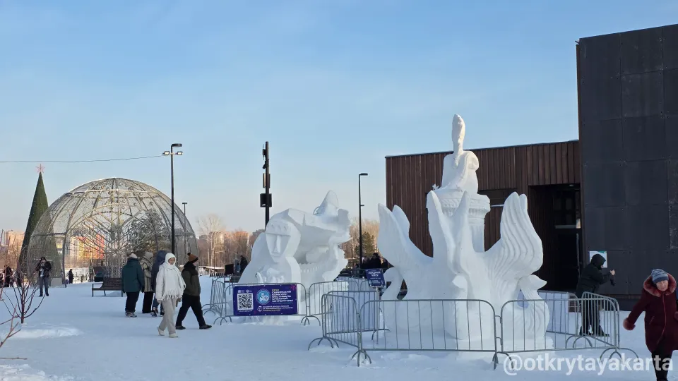 Снежные скульптуры в парке "Арена"