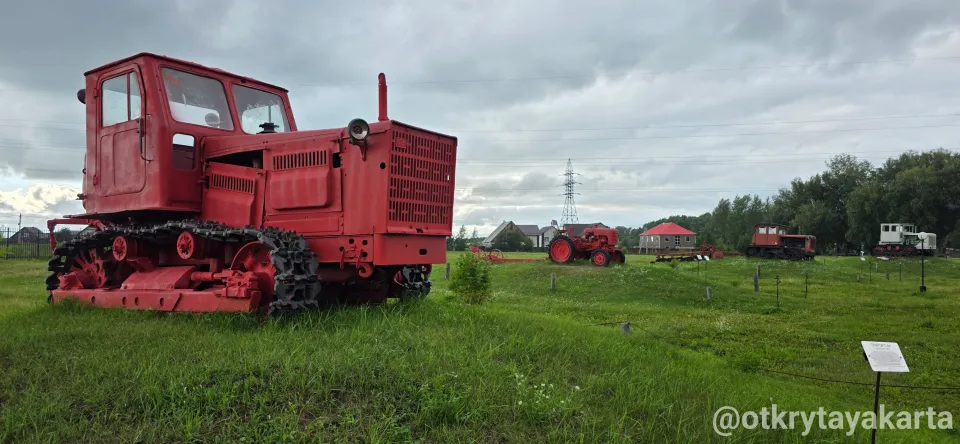Музей тракторов у утиного озера